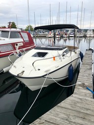 Flot Quicksilver 555 med Mercury 100 HK CT, kun 93,6 timer, SmartCraft, Simrad GO7, Fusion lydanlæg, køleskab og Flexiteak. Velholdt og vinteropbevaret.